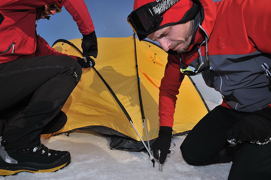 13. NORWEGIA, Spitsbergen. Rozbicie namiotu na lodzie wymagało użycia śrub lodowych. (Fot. Michał Jastrzębski) Wyprawa Torrell Expedition w trakcie rozkładania obozu na nocleg