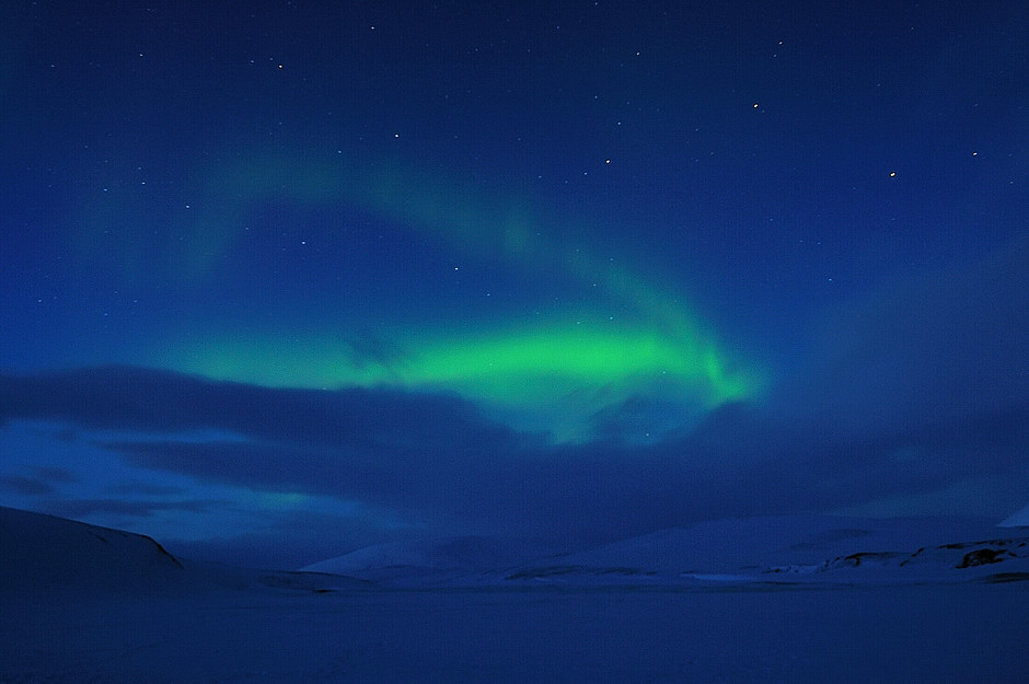 14. NORWEGIA, Spitsbergen. Zorza polarna (Aurora borealis). Przed nami Ziemia Heer`a. (Fot. Michał Jastrzębski) Zdjęcie zorzy polarnej