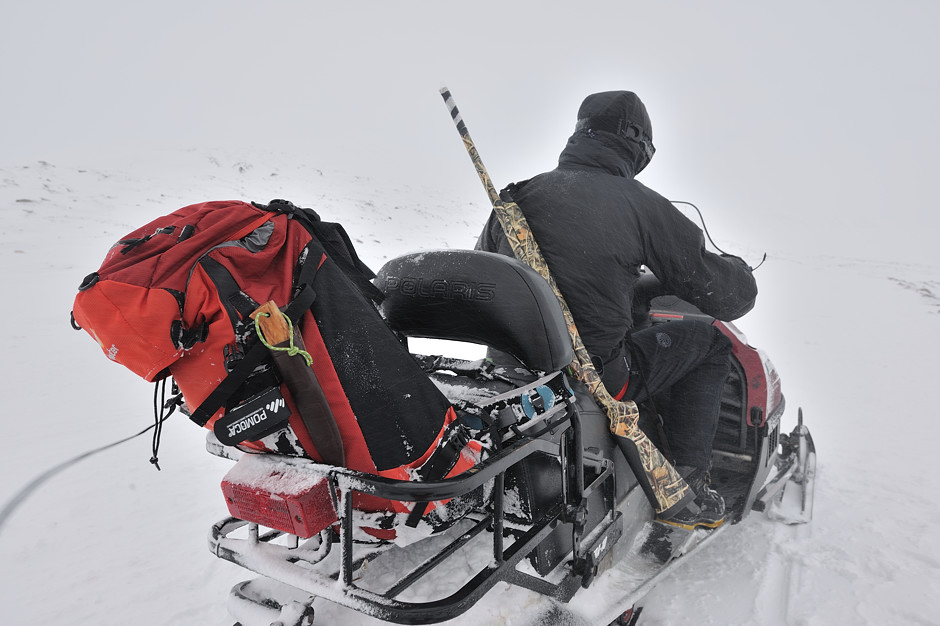 15. NORWEGIA, Spitsbergen. Broń palna była nieodłączną częścią naszego ekwipunku. (Fot. Michał Jastrzębski) Podczas wyprawy przez Ziemię Torrella przydaje się broń