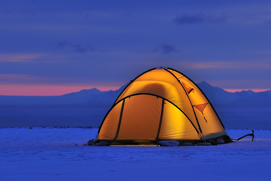 17. NORWEGIA, Spitsbergen. Oprócz śrub lodowych, do zakotwienia namiotów używaliśmy także czekanów. (Fot. Michał Jastrzębski) Namiot na pustyni lodowej