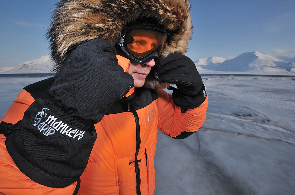 18. NORWEGIA, Spitsbergen. Przed wartownikiem 2,5 godziny czuwania. Dzień robi się coraz dłuższy. (Fot. Michał Jastrzębski) Torrell Expedition na Spitsbergenie