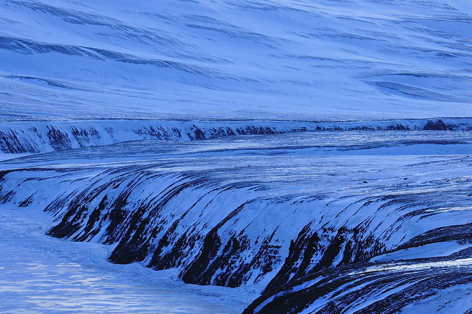 3. NORWEGIA, Spitsbergen. W trasie, kolejne kilometry jednej z najdłuższej doliny Spitsbergenu. (Fot. Michał Jastrzębski) Polska wyprawa na Spitsbergen