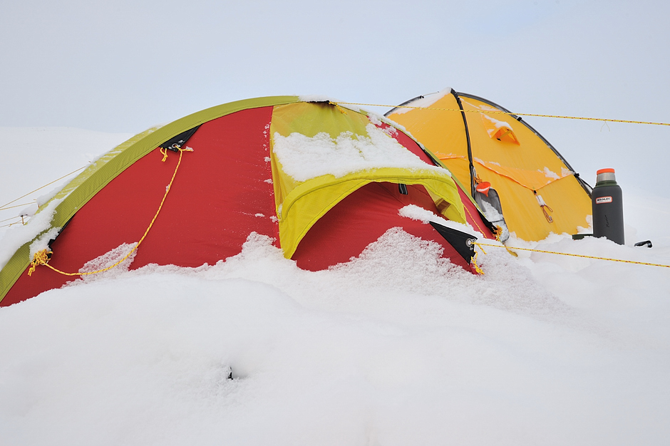 4. NORWEGIA, Spitsbergen. Biwak w wąskiej dolinie. Na szczęście nocny opad śniegu nie był zbyt obfity. (Fot. Michał Jastrzębski) Polacy na Spitsbergenie.