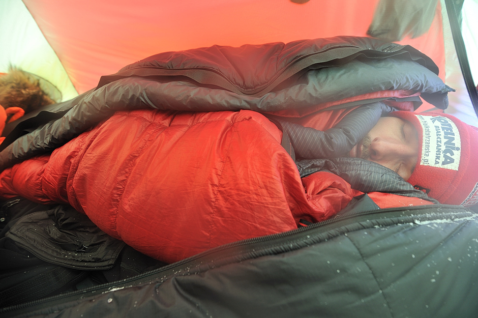 5. NORWEGIA, Spitsbergen. Czas na regenerację. Świadomość, ze ktoś stoi na warcie sprawiała, że mogliśmy spokojnie spać. (Fot. Michał Jastrzębski) Nocleg na Spitsbergenie