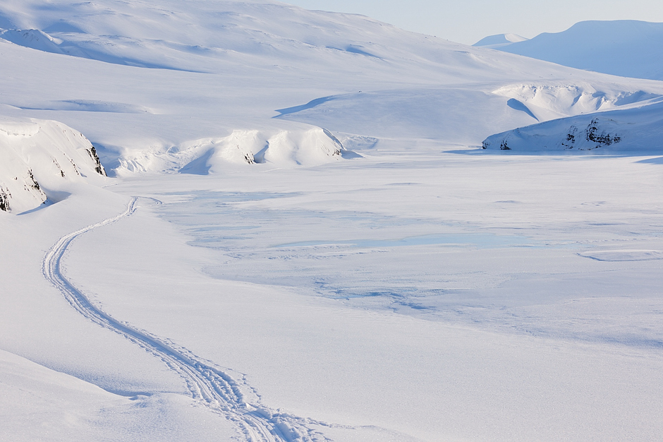 7. NORWEGIA, Spitsbergen. Dojście do doliny Lundstromdalen uniemożliwiły nam niezamarznięte źródliska i woda podlodowcowa. (Fot. Michał Jastrzębski) Zimowy krajobraz Norwegii
