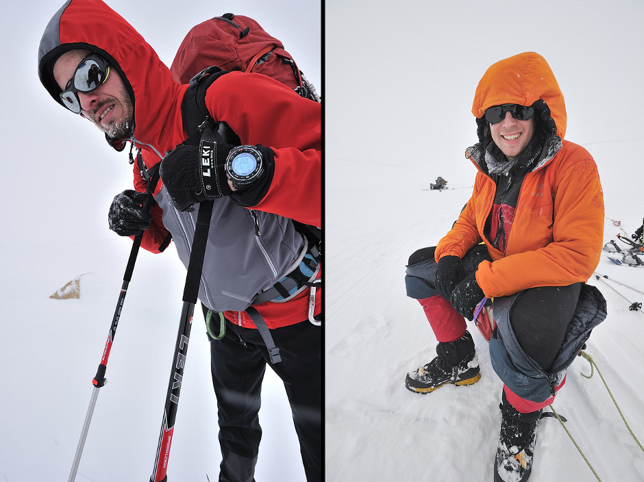 16. NORWEGIA, Spitsbergen. Zdjęcie po lewej: Marcin Klisz w pełnym rynsztunku ;) Zdjęcie po prawej: Michał Jasieński, zmęczony ale szczęśliwy. Krótki 5-10 minutowy odpoczynek po godzinie marszu. (Fot. Michał Jastrzębski) Michał Jasieński i Marcin Klisz na Spitsbergenie