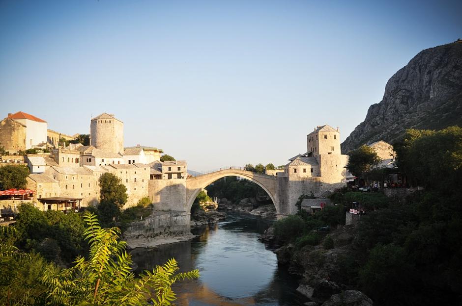 1. BOŚNIA, Mostar. Stary Most, najbardziej charakterystyczne miejsce w mieście. Zburzony przez armię chorwacką w czasie wojny domowej w 1993 roku. Ponownie otwarty w 2004 r. (Fot. Maria Pajek) Stary most w Mostar