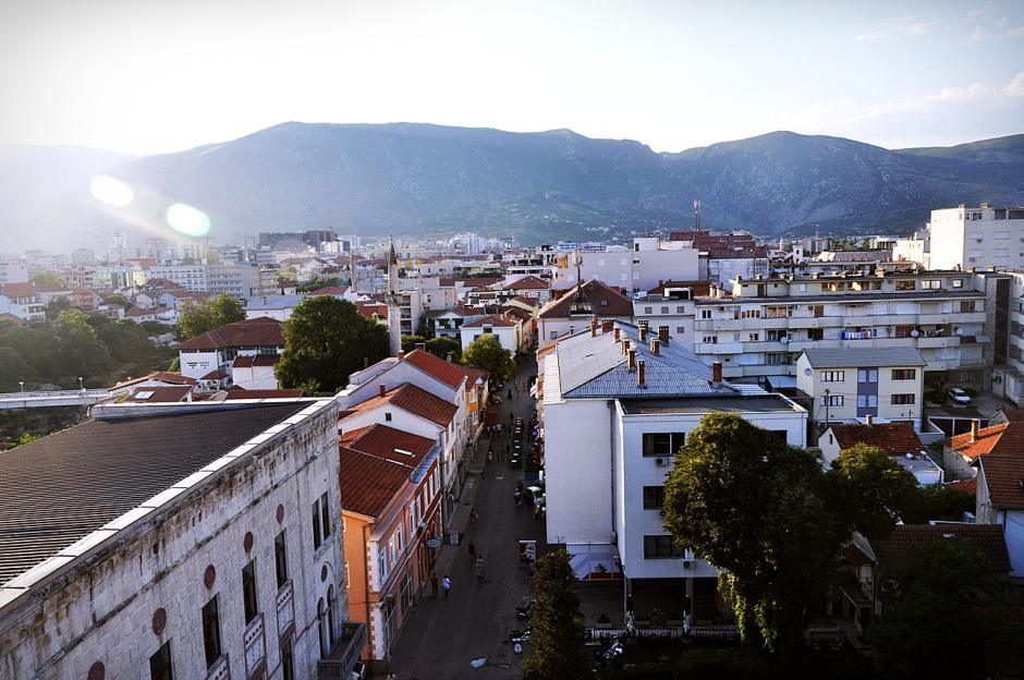 2. BOŚNIA, Mostar. Widok na miasto z 24 – metrowego minaretu przy meczecie Karadjozbeg, zbudowanego w drugiej połowie XVI w. (Fot. Maria Pajek) Widok na Mostar