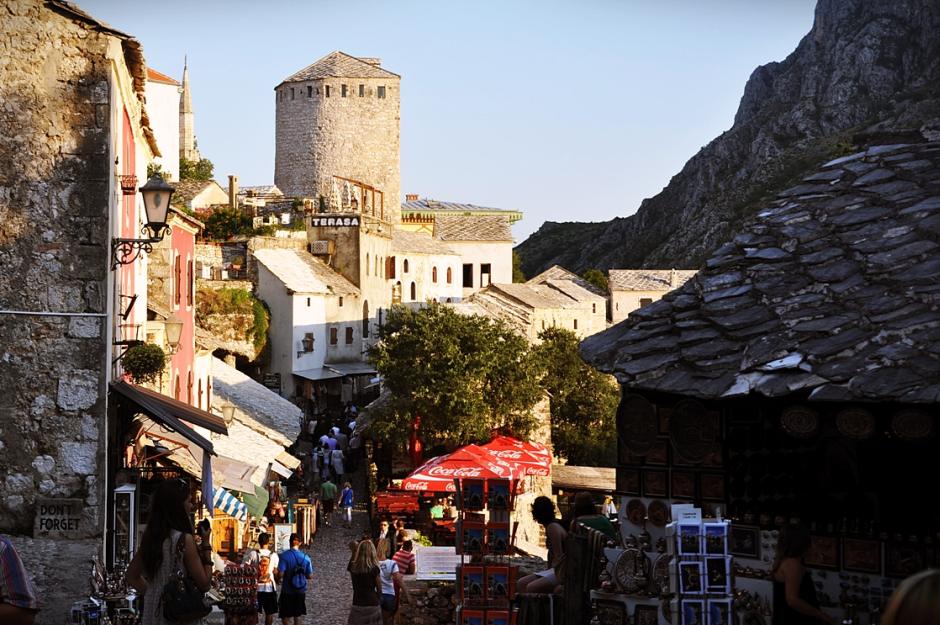 3. BOŚNIA, Mostar. Stare Miasto ma niewątpliwy urok, a wąskie uliczki pełne ludzi, dźwięków, zapachów i kolorów nie pozwolą nam szybko go opuścić. (Fot. Maria Pajek) Stara część Mostaru