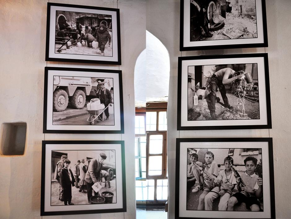 5. BOŚNIA, Mostar. Wieża obok Starego Mostu skrywa wystawę fotografii autorstwa Wade’a Goddarda. Ten Nowozelandczyk w wieku 22 lat znalazł się w pogrążonym działaniami wojennymi Mostarze. Jego zdjęcia A.D. 1992 robią duże wrażenie. (Fot. Maria Pajek) Wystawa fotograficzna Wade'a Goddarda