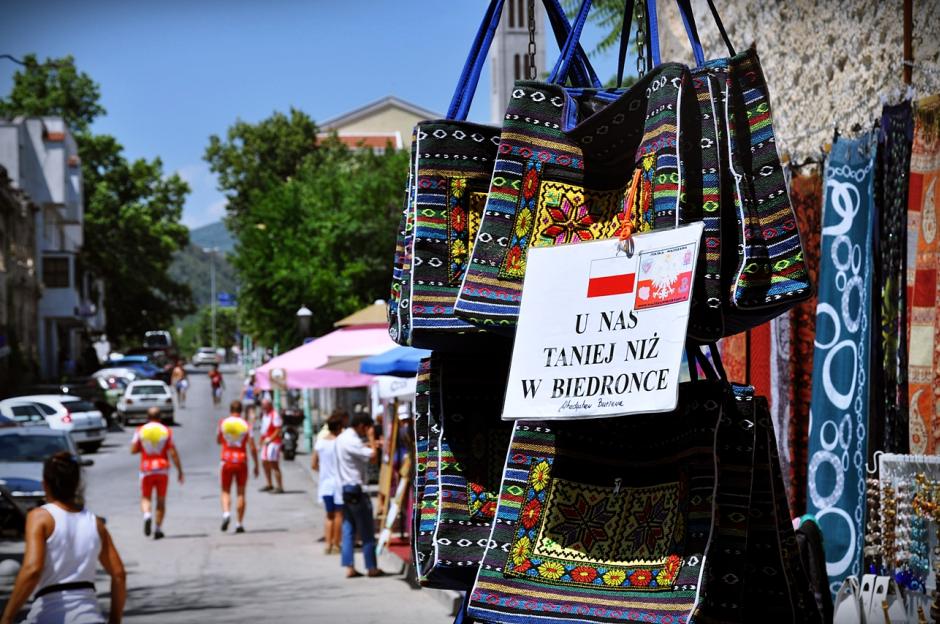 6. BOŚNIA, Mostar. Napis zachęcający turystów z Polski do zakupów. Zorganizowanych grup naszych rodaków, przyjeżdżających z nieodległego Dubrownika, w Mostarze nie brakuje. (Fot. Maria Pajek) Polacy w Bośni