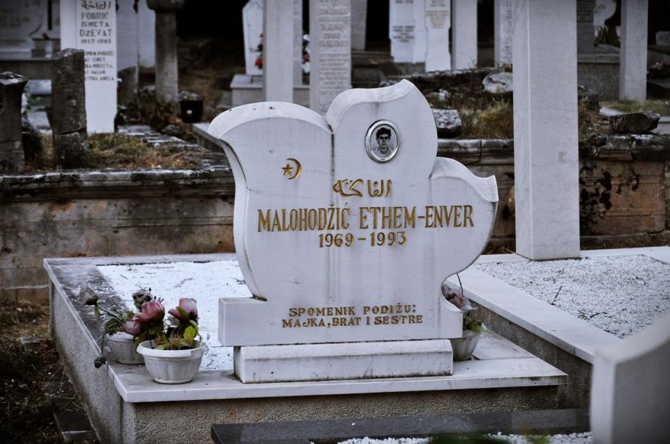7. BOŚNIA, Mostar. Muzułmański grób na cmentarzu obok meczetu Karadjozbeg. Na zdecydowanej większości nagrobków widnieje data śmierci „1993”. (Fot. Maria Pajek) Muzułmański cmentarz w Mostarze