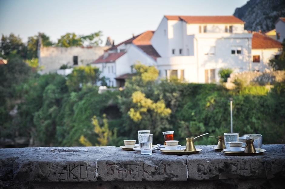 8. BOŚNIA, Mostar. Herbata „po turecku” w charakterystycznych małych szklaneczkach jest w muzułmańsko - katolickiej części federacji Bośni i Hercegowiny bardzo popularna. (Fot. Maria Pajek) Herbata podana w turecki sposób