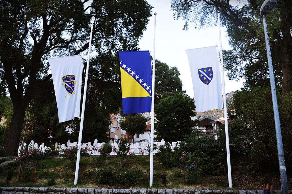 11. BOŚNIA, Mostar. Flaga Bośni i Hercegowiny i bośniackiej armii na cmentarzu przy ul. Marszałka Tito. (Fot. Maria Pajek) Flaga Bośni i Hercegowiny