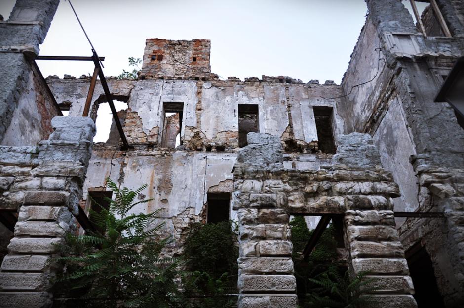 12. BOŚNIA, Mostar. Ruiny budynku zniszczonego w czasie wojny domowej. Ślady tego konfliktu od zrujnowanych budowli po ślady kul można znaleźć na każdym kroku. (Fot. Maria Pajek) Ruiny w Mostarze