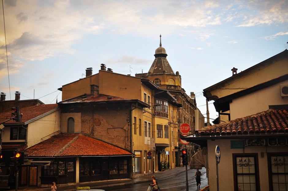 13. BOŚNIA, Sarajewo. Ulica Mule Mustafe Baseskije 5 minut po burzy. Stara część miasta ma cechy charakterystyczne dla architektury dawnych Austro – Węgier... (Fot. Maria Pajek) Stare miasto w Sarajewie