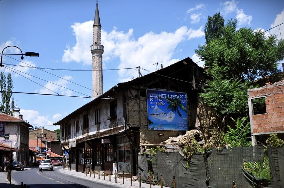 14. BOŚNIA, ...oraz Imperium Osmańskiego, o czym świadczą chociażby wszechobecne minarety. Mimo dużych nakładów finansowych na odbudowę miasta wciąż można znaleźć wiele zniszczonych bądź zaniedbanych budynków. (Fot. Maria Pajek) Minarety w Bośni