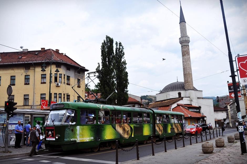 15. BOŚNIA, Sarajewo. Trawmaj na przystanku Baščaršija, tuż przy głównym wejściu na sarajewskie stare miasto. (Fot. Maria Pajek) Tramwaj w Sarajewie