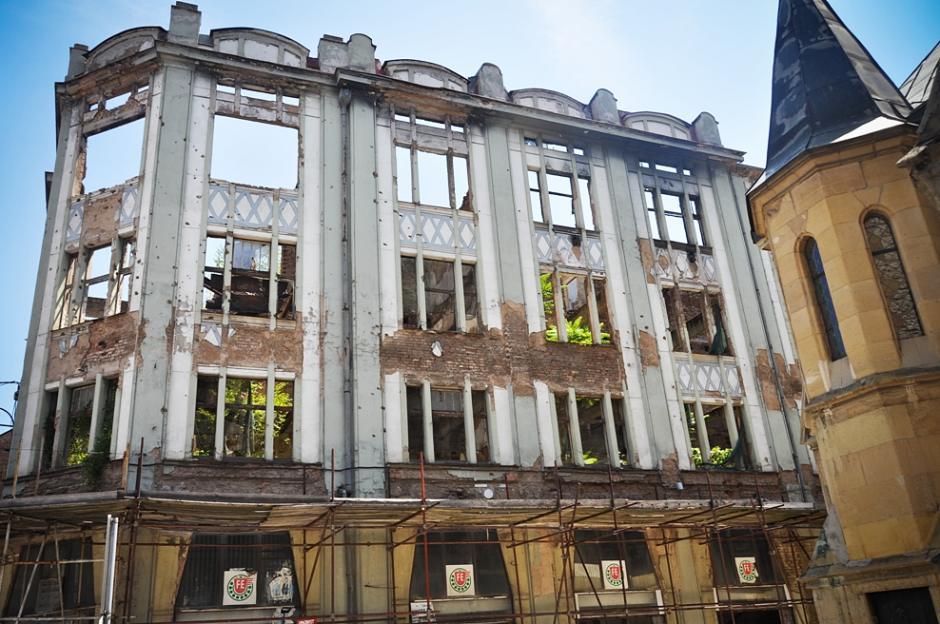 25. BOŚNIA, Sarajewo. Jedna z ruin przy ulicy Baseskije. (Fot. Maria Pajek) Ruiny w Sarajewie