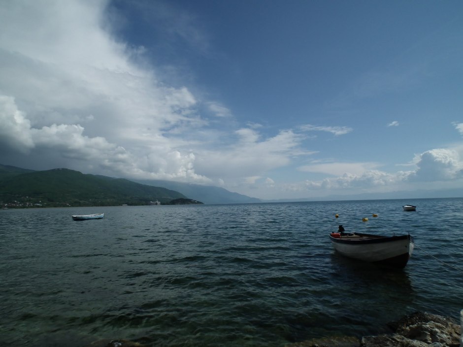 2. MACEDONIA, Ochryda. Jezioro Ochrydzkie, zwodnicze są myśli o kąpieli w nim- temperatura jak w naszym Morskim Oku. (Fot. Jadzia i Krzysiek Miszkiewiczowie) Jezioro Ochrydzkie