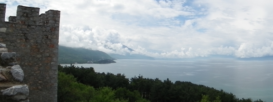 4. MACEDONIA, Ochryda. Widok na jezioro z twierdzy cara Samuela (X-XI w.). (Fot. Jadzia i Krzysiek Miszkiewiczowie) Widok na jezioro