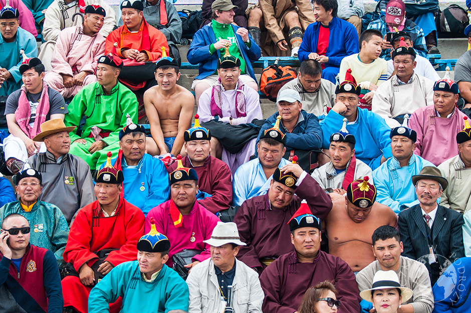 01. MONGOLIA, Ułan Bator. Zapaśnicy w tradycyjnych mongolskich strojach oczekują na swoją kolej, by stanąć do walki. (Fot. Katarzyna Kipigroch-Paczek) Zapaśnicy w tradycyjnych mongolskich strojach