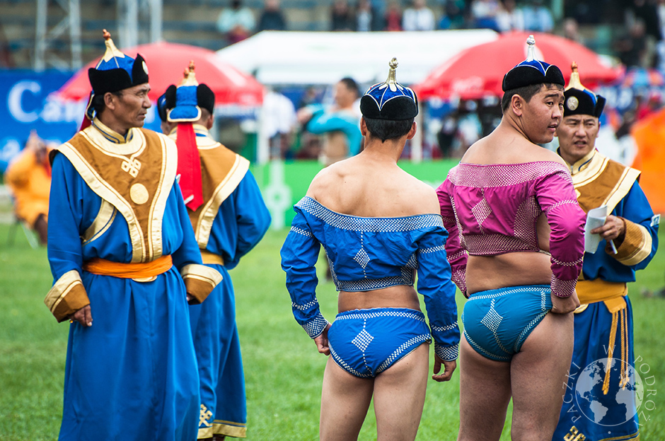 02. MONGOLIA, Ułan Bator. Tradycyjny strój zawodnika składa się z odkrywającej pierś kamizelki, zwanej zodog, oraz skąpych majtek, shuudag. (Fot. Katarzyna Kipigroch-Paczek) tradycyjny strój zapaśnika