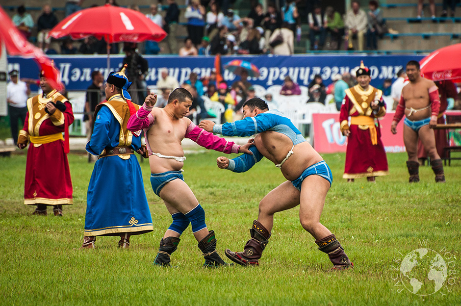 04. MONGOLIA, Ułan Bator. Walkę wygrywa zawodnik, który zmusi przeciwnika do dotknięcia ziemi jakąkolwiek częścią ciała, poza stopami i rękami. (Fot. Katarzyna Kipigroch-Paczek) walka zapaśników