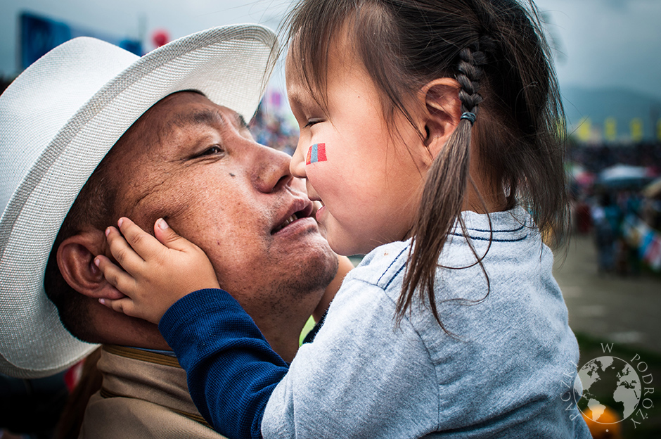 05. MONGOLIA, Ułan Bator. Całe rodziny przyjeżdżają kibicować swoim ulubieńcom, tu: dziewczynka z namalowaną na policzku flagą Mongolii. (Fot. Katarzyna Kipigroch-Paczek) kibice