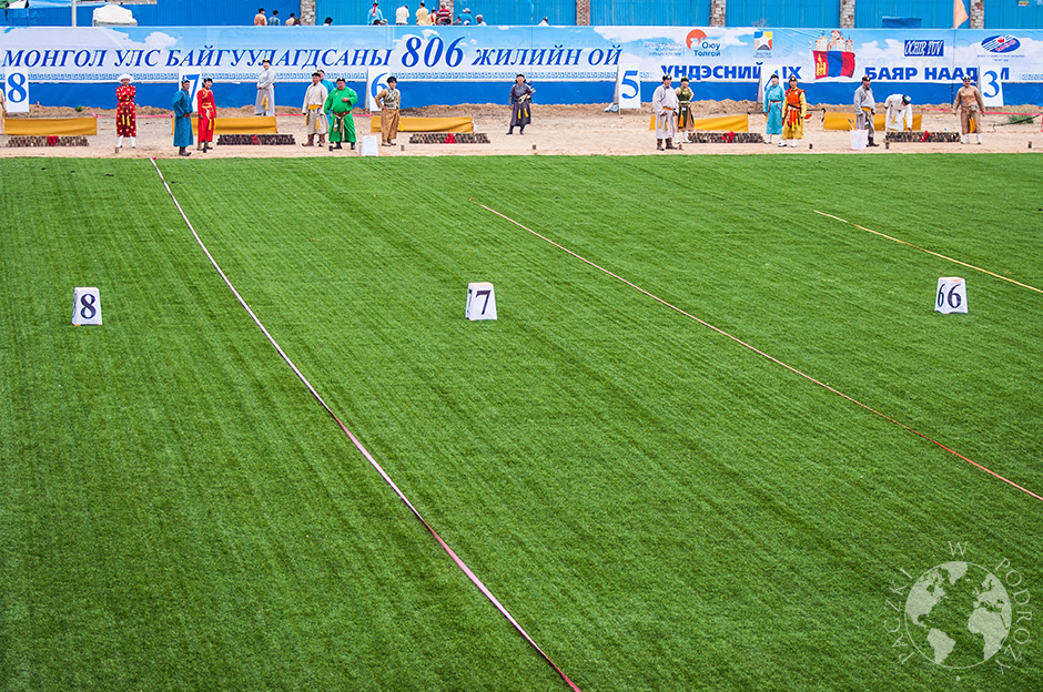 09. MONGOLIA, Ułan Bator. Mężczyźni wykonują strzały z odległości 75m od celów. (Fot. Katarzyna Kipigroch-Paczek) odległość do celu dla łuczników wynosi 75m
