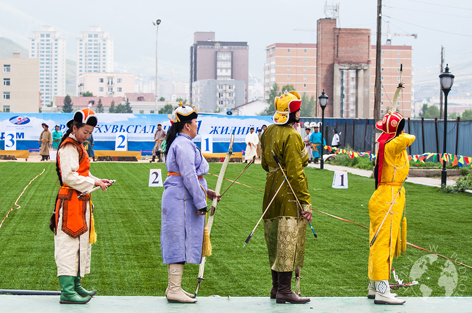 12. MONGOLIA, Ułan Bator. W zawodach łuczniczych z powodzeniem biorą udział również kobiety. (Fot. Katarzyna Kipigroch-Paczek) w zawodach biora również udział kobiety