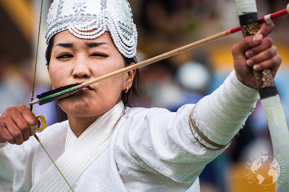 13. MONGOLIA, Ułan Bator. Wielokrotna zwyciężczyni Naadamu w skupieniu przygotowuje się do oddania strzału. (Fot. Katarzyna Kipigroch-Paczek) wielokrotna zwyciężczyni w trakcie zawodów