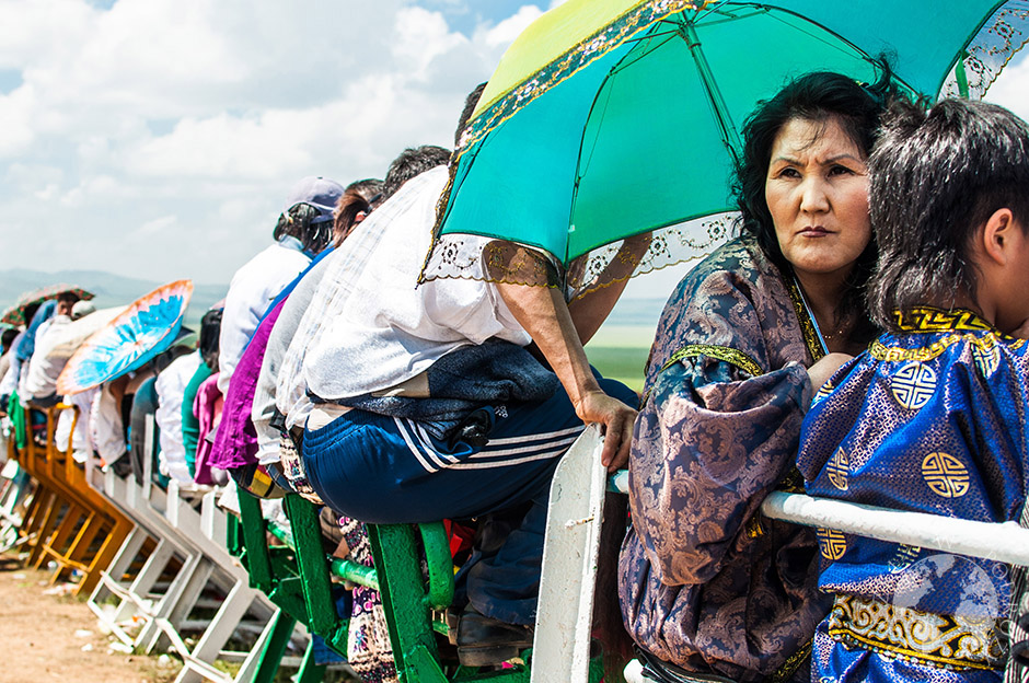 15. MONGOLIA, Ułan Bator. Kibice skryci pod parasolami, w upale oczekują na mecie na zaledwie kilkuletnich dżokejów. (Fot. Katarzyna Kipigroch-Paczek) kibice przed upałem chronią się parasolami