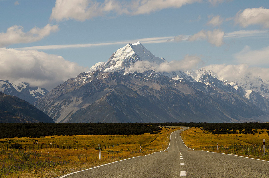 03. Nowa Zelandia, Aoraki / Mt Cook, Mount Cook National Park. Mt Cook majestatycznie dominujący w krajobrazie Cantenbury. (Fot. Kuba Adamiec) Mt Cook majestatycznie dominujący w krajobrazie Cantenbury