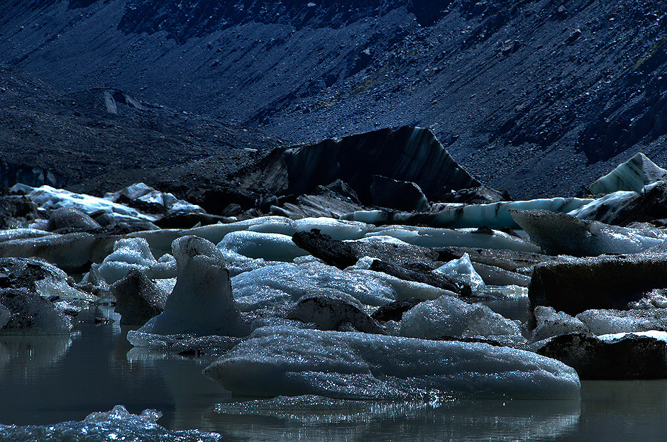 04. Nowa Zelandia, Morena czołowa Lodowca Hooker. Kawały lodu pływające po powierzchni Hooker Lake. (Fot. Kuba Adamiec) Kawały lodu pływające po powierzchni Hooker Lake