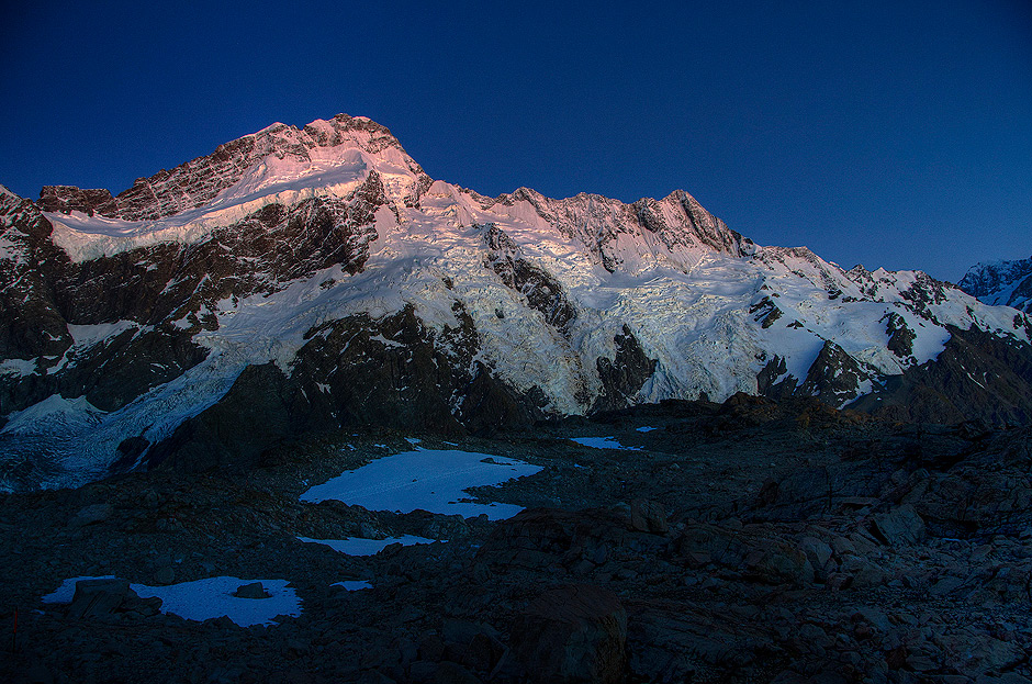 07. Nowa Zelandia. Mt Sefton (3151m) w pierwszych promieniach porannego słońca. (Fot. Kuba Adamiec) Mt Sefton w promieniach porannego słońca