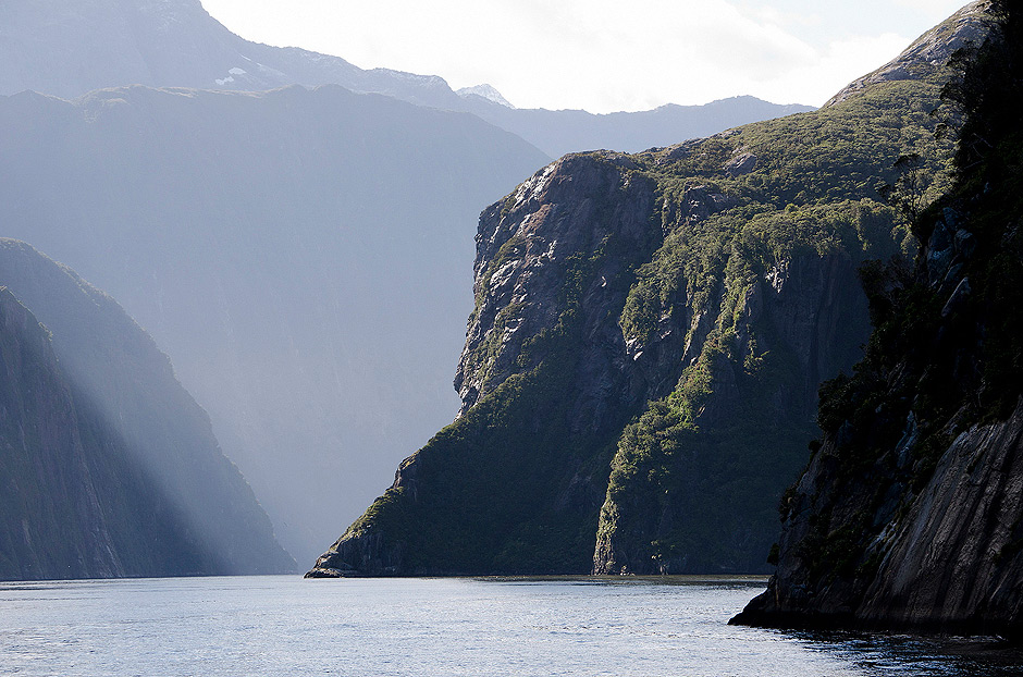 12. Nowa Zelandia, Milford Sound. Strome i skomplikowane klify porośnięte bujną roślinnością otaczają szczelnie ten piękny fiord kreując wspaniałe widoki. (Fot. Kuba Adamiec) klify porośnięte bujną roślinnością