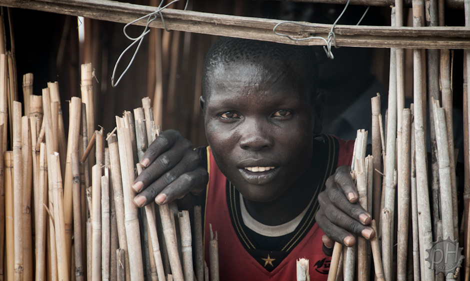 8. SUDAN POŁUDNIOWY, Nil. Ludzie często przypatrywali się nam z zainteresowaniem. No właśnie czy aby na pewno nam? Czy może naszym dziwacznym łodziom. (Fot. Piotr Horzela) Ludzie często przypatrywali się nam z zainteresowaniem