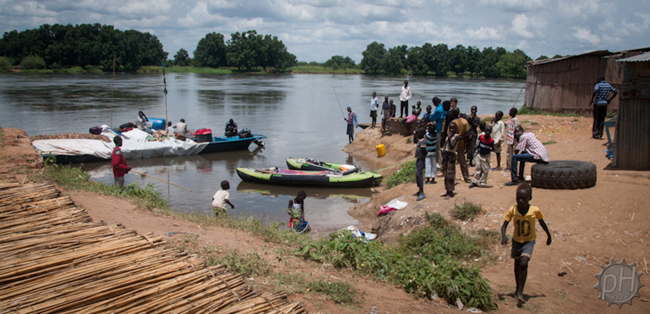 16. SUDAN POŁUDNIOWY, Mangala. Mimo iż w tym miejscu spędziliśmy już jakieś pół godziny, zainteresowanie kajakami nie słabło. (Fot. Piotr Horzela) krótki postój