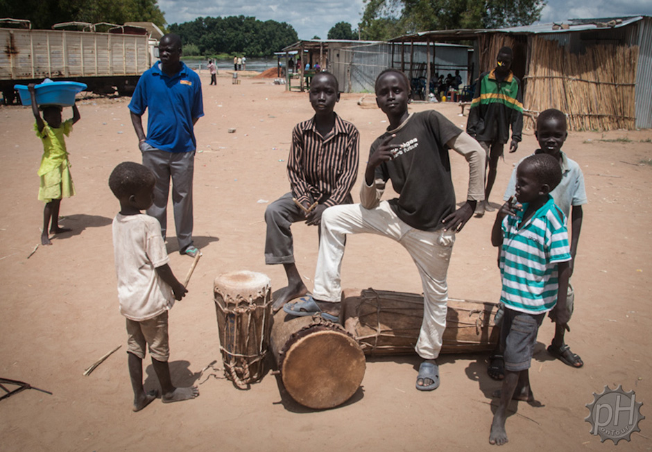 17. SUDAN POŁUDNIOWY, Mangala. Mangala okazała się tak przyjazna, że postanowiliśmy w niej zakończyć nasz spływ. (Fot. Piotr Horzela) młodzi mieszkańcy Mangali