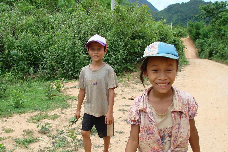 6. LAOS, Nong Khiaw. Po 10 miesiącach spędzonych w Azji, z czego 8 w Chinach, można spokojnie odróżnić Laotańczyka od Chińczyka czy Wietnamczyka. Nie tylko po wyglądzie, ale przede wszystkim po zachowaniu. (Fot. Katarzyna Wachowska) dzieciaki