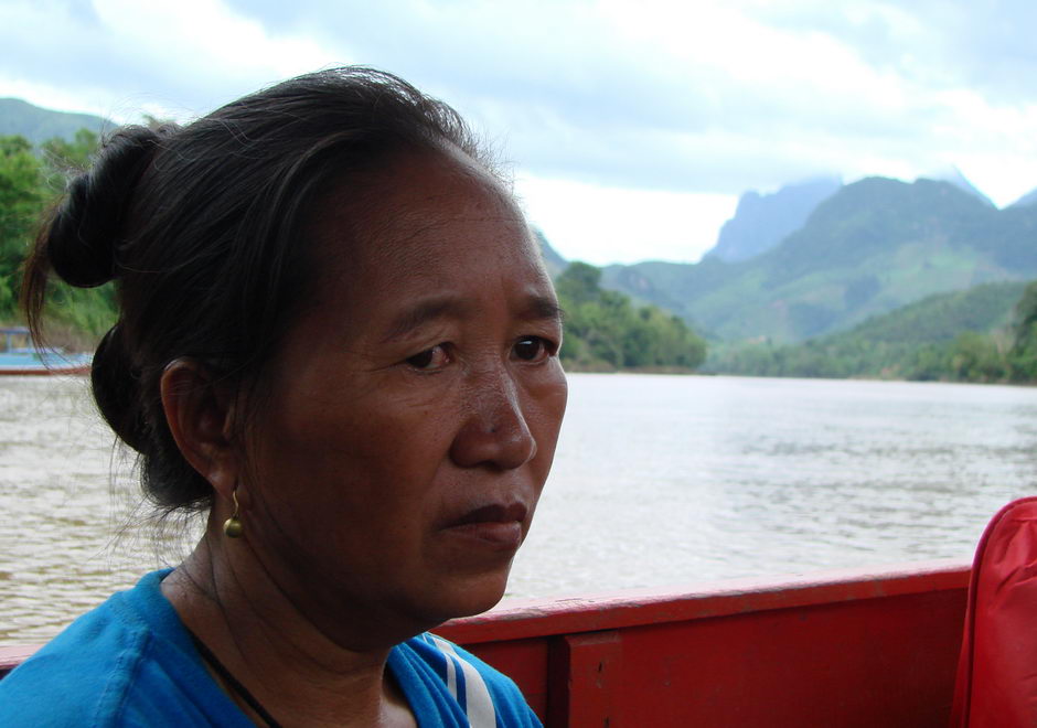 7. LAOS, Nong Khiaw. Nawet Laotańczycy byli lekko zaniepokojeni przeładowaniem łódki płynącej do Muang Ngoi Neua. (Fot. Katarzyna Wachowska) zaniepokojona Laotanka na łodzi