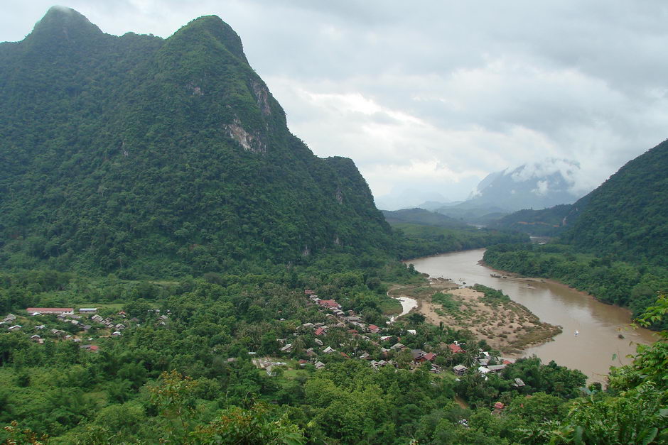 14. LAOS, Muang Ngoi Neua. Widok na wioskę z punktu widokowego nieopodal jaskini. (Fot. Katarzyna Wachowska) widok na wioskę