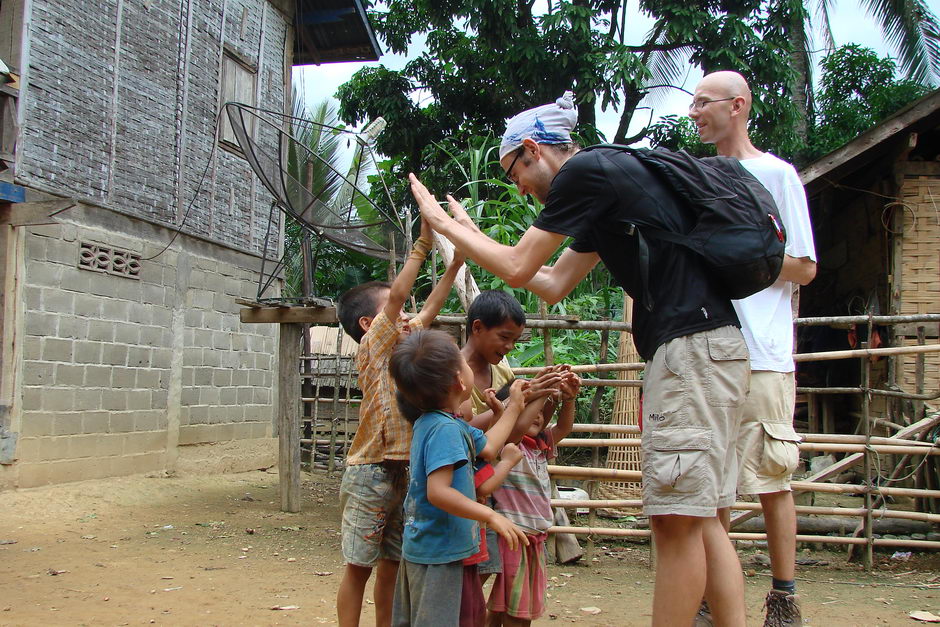 15. LAOS, wieś Bana, nieopodal Muang Ngoi Neua. Dzieciaki są praktycznie zawsze skore do interakcji z nowymi przybyszami w wiosce. (Fot. Katarzyna Wachowska) integracja z dzieciakami