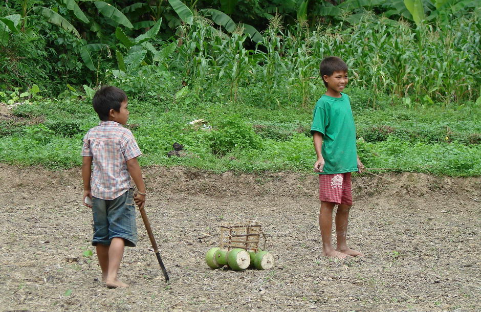 16. LAOS, Nong Khiaw. Wystarczy kilka pomelo, patyczki, trochę wyobraźni i zabawka gotowa. (Fot. Katarzyna Wachowska) zabawka samoróbka