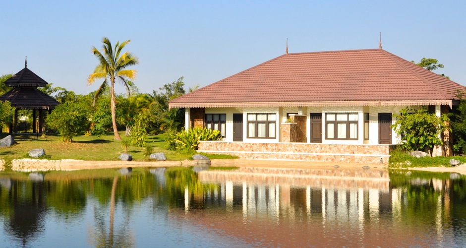 1. BIRMA, Nay Pyi Taw. The Hotel Amara w tak zwanej strefie hotelowej (Hotel Zone). Przemiła obsługa świetnie mówi po angielsku, co nie zawsze jest takie oczywiste w Birmie. Praktykę zdobywają obsługując międzynarodowe delegacje z całego świata. W trakcie mojego pobytu wietnamska delegacja podpisała umowę z rządem Birmy na budowę mega kompleksu hotelowo-zakupowego w Rangunie. Wietnamczycy zainwestują 300 milionów USD... (fot. Marek Lenarcik) The Hotel Amara