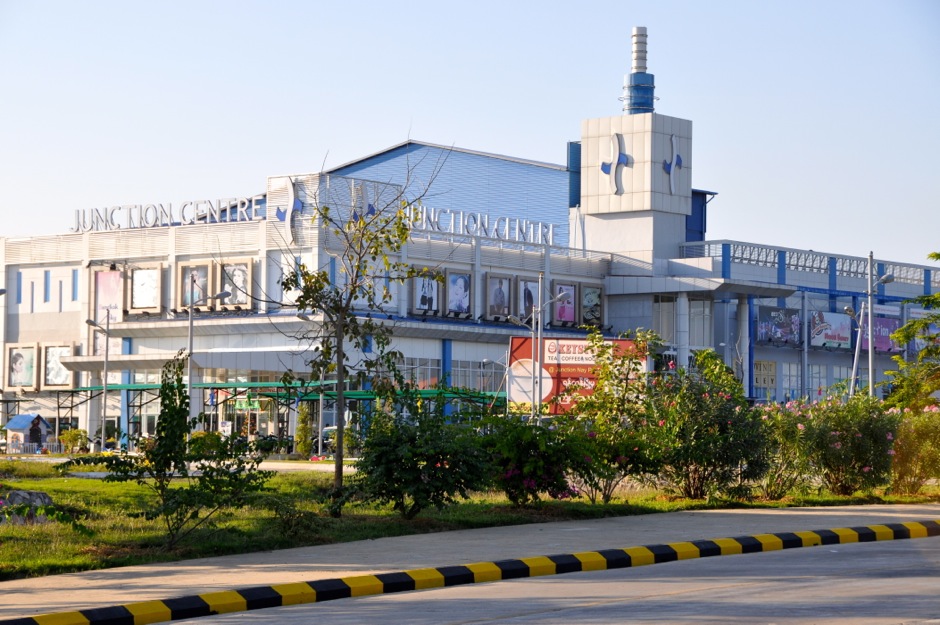 2. BIRMA, Nay Pyi Taw. W mieście jak grzyby po deszczu rosną niewielkie centra handlowe. Junction Centre – odpowiednik ranguńskiego Junction Square to ekskluzywny shopping mall, w którym na zakupy mogą pozwolić sobie jedynie najbogatsi Birmańczycy. Nie znajdziecie tam jednak marek jak Armani, Gucci, czy Rolex. W związku z zachodnimi sankcjami (powoli znoszonymi), centra handlowe takie jak to zdominowane są przez najczęściej nic nam nie mówiące marki azjatyckie. Junction Centre znajduje się w strefie hotelowej. (fot. Marek Lenarcik) Junction Centre