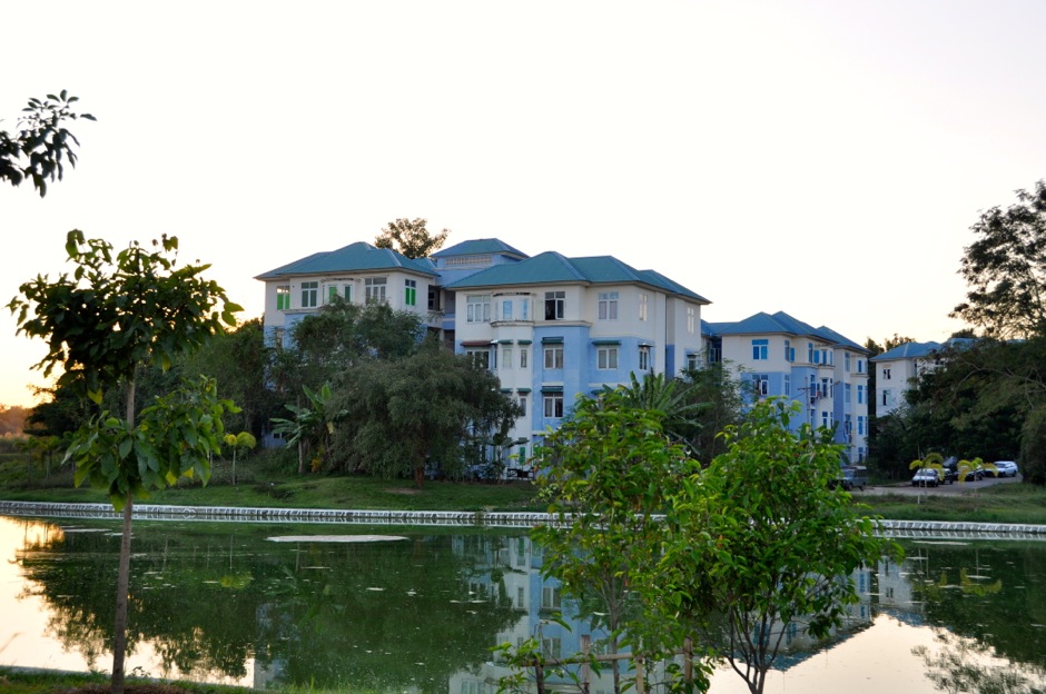 3. BIRMA, Nay Pyi Taw. Typowy apartamentowiec w jednej z dzielnic mieszkalnych nowej stolicy. Dzielnice mieszkalne są skrupulatnie zorganizowane, a apartamenty przydzielane są w zależności od funkcji i stanu cywilnego. Obecnie w mieście znajduje się 1200 czteropiętrowych apartamentowców. Dachy budynków różnią się kolorami. Dla przykładu urzędnicy z Ministerstwa Zdrowia mieszkają pod dachami niebieskim, a Ministerstwa Rolnictwa pod zielonymi. Wysocy rangą rządowi oficjele mieszkają w jednej z około 50 posiadłości. (fot. Marek Lenarcik) Typowy apartamentowiec w jednej z dzielnic mieszkalnych