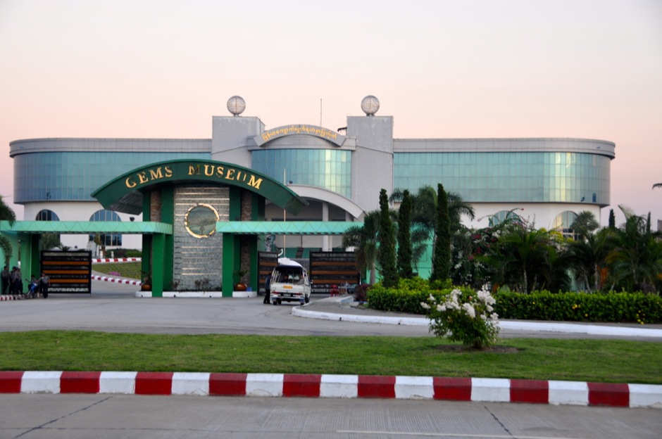 4. BIRMA, Nay Pyi Taw. Gems Museum to duma i chluba nowej stolicy. W środku znajduje się kolekcja diamentów, szafirów, rubinów i wielu innych kamieni szlachetnych wydobywanych z kopalni na terenie całej Birmy. Muzealny kustosz pokazał mi ponad 70-kilogramowy kawał jadeitu warty podobno kilkadziesiąt milionów dolarów i pierścień o wartości ponad 20-milionów euro. Biorąc pod uwagę ilość wystawionych klejnotów oraz kolekcje sprzedawane w licencjonowanych sklepach na terenie budynku, szacuję że w Gems Museum znajduje się grubo ponad miliard dolarów. Ochrona wygląda na znudzoną, a zabezpieczenia na wątłe. Obcokrajowcy nie są przeszukiwani przy wejściu. Przed budynkiem znajduje się szeroko autostrada, na której spokojnie można by wylądować małym samolotem. Może czas ponownie obejrzeć Ocean's 11? (fot. Marek Lenarcik) Gems Museum