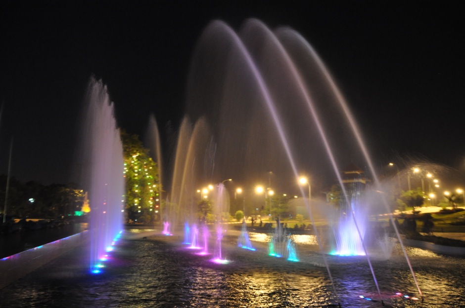 7. BIRMA, Nay Pyi Taw. Water Fountain Garden to jedna z głównych atrakcji turystycznych nowej stolicy. Podświetlane fontanny “tańczą” w rytm muzyki granej z wysokiej jakości głośników. Dominuje azjatycki (w tym birmański) pop oraz Shakira. Popularne miejsce do wieczornych spacerów wśród przyjaznych tubylców. Tak jak i w reszcie miasta póki co nie uświadczycie tu jednak żadnych zagranicznych turystów. (fot. Marek Lenarcik) Water Fountain Garden